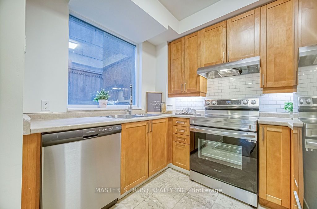 55 Bloor St E, unit 607 for sale