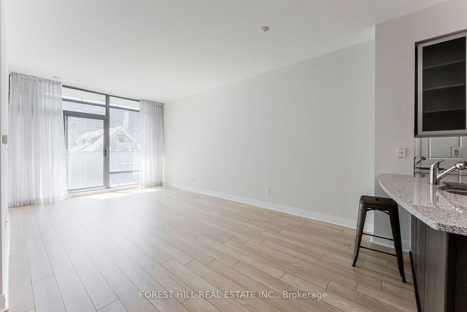 21 Scollard St, unit 307 for rent