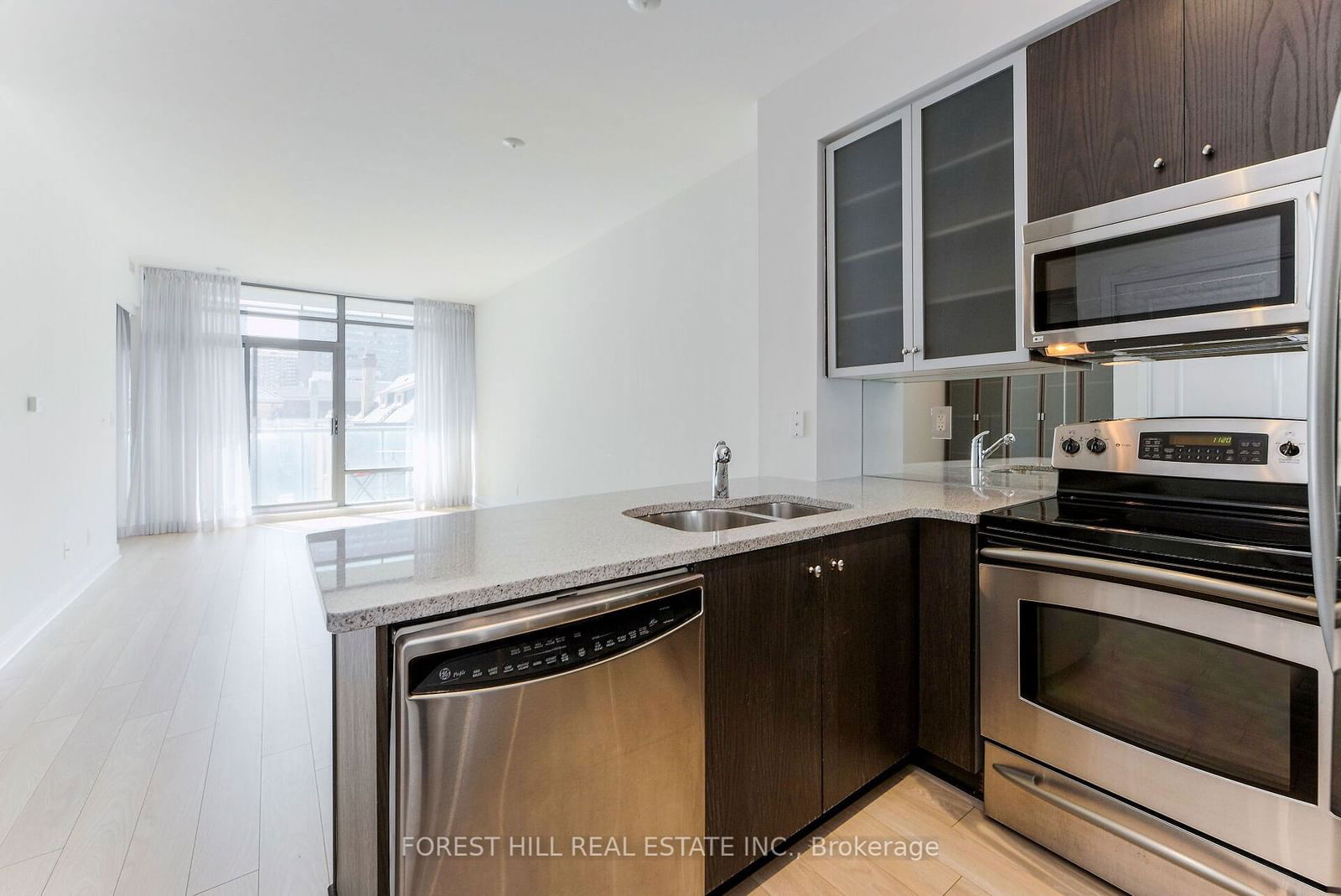 21 Scollard St, unit 307 for rent