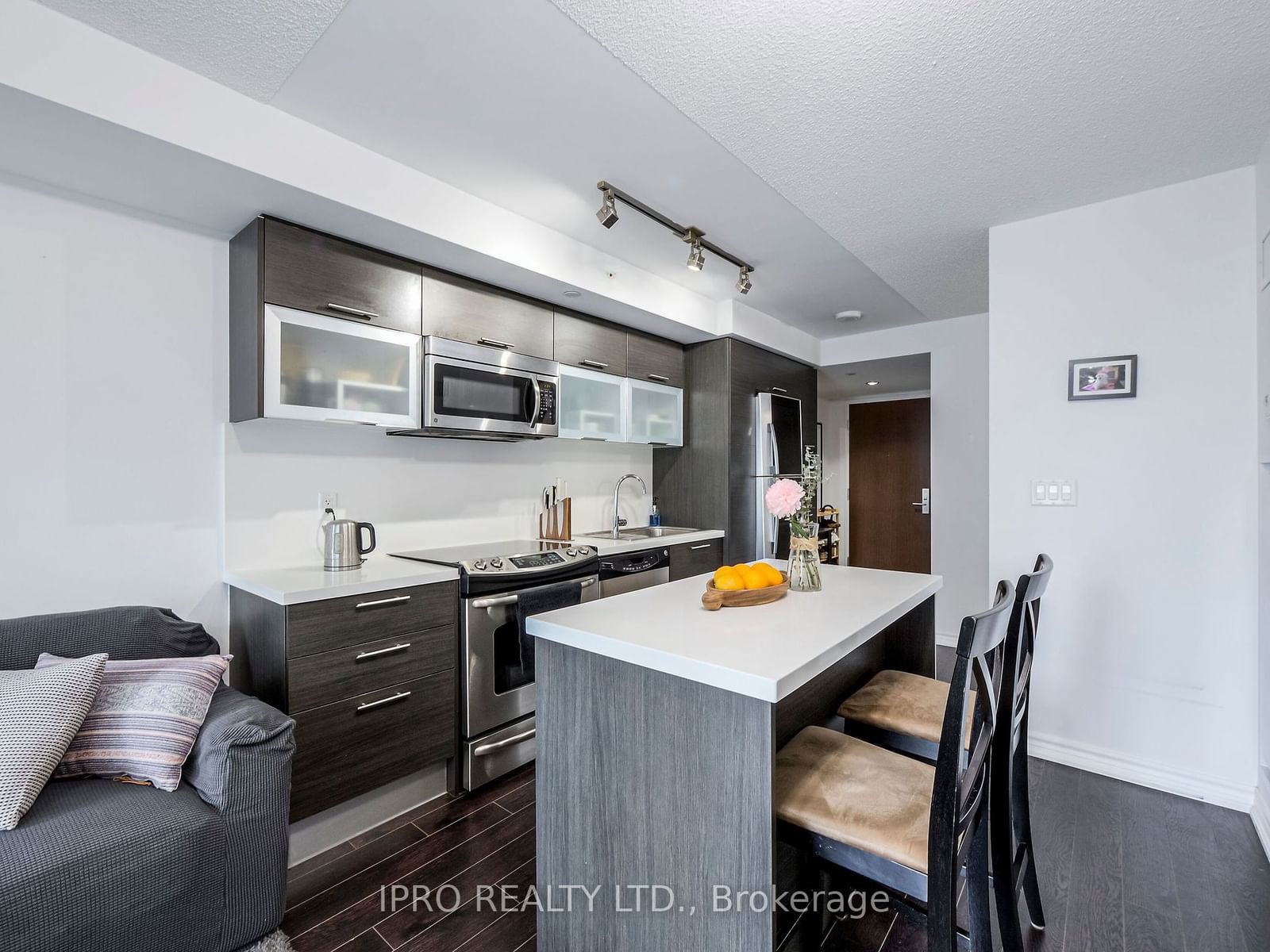 386 Yonge St, unit 708 for sale