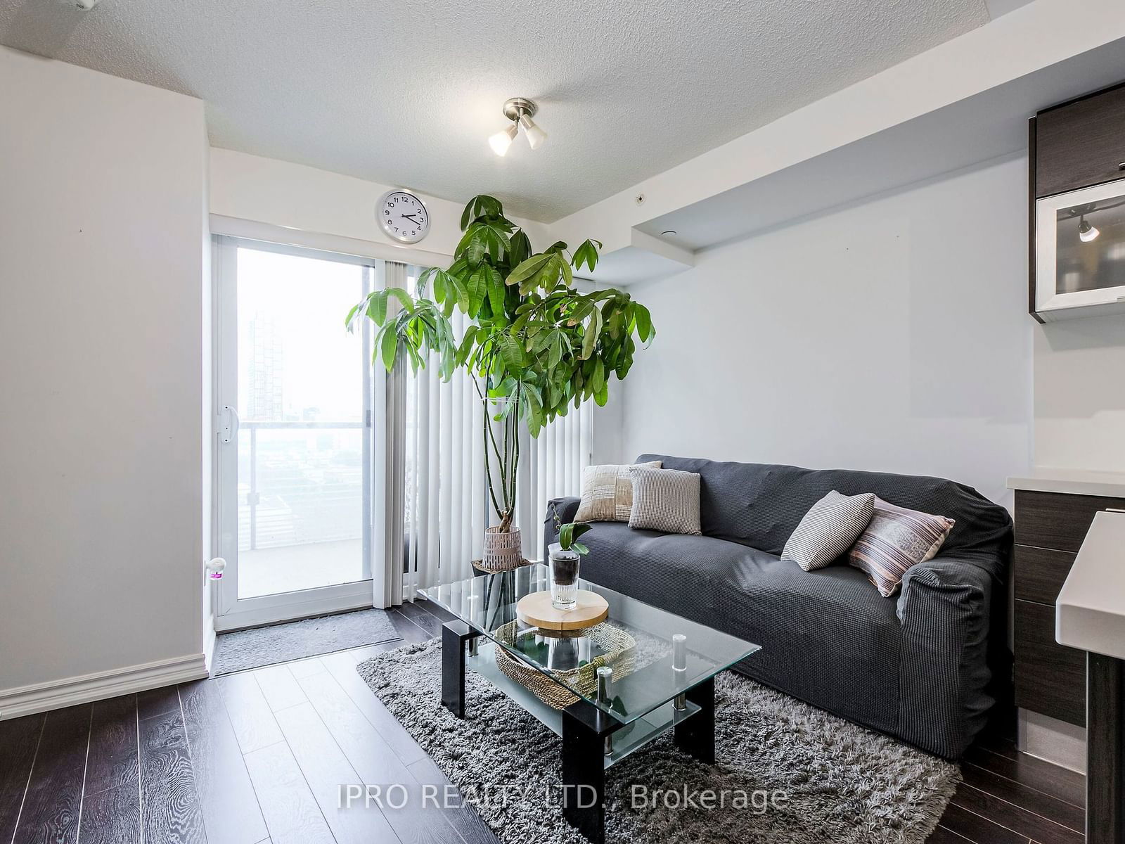 386 Yonge St, unit 708 for sale