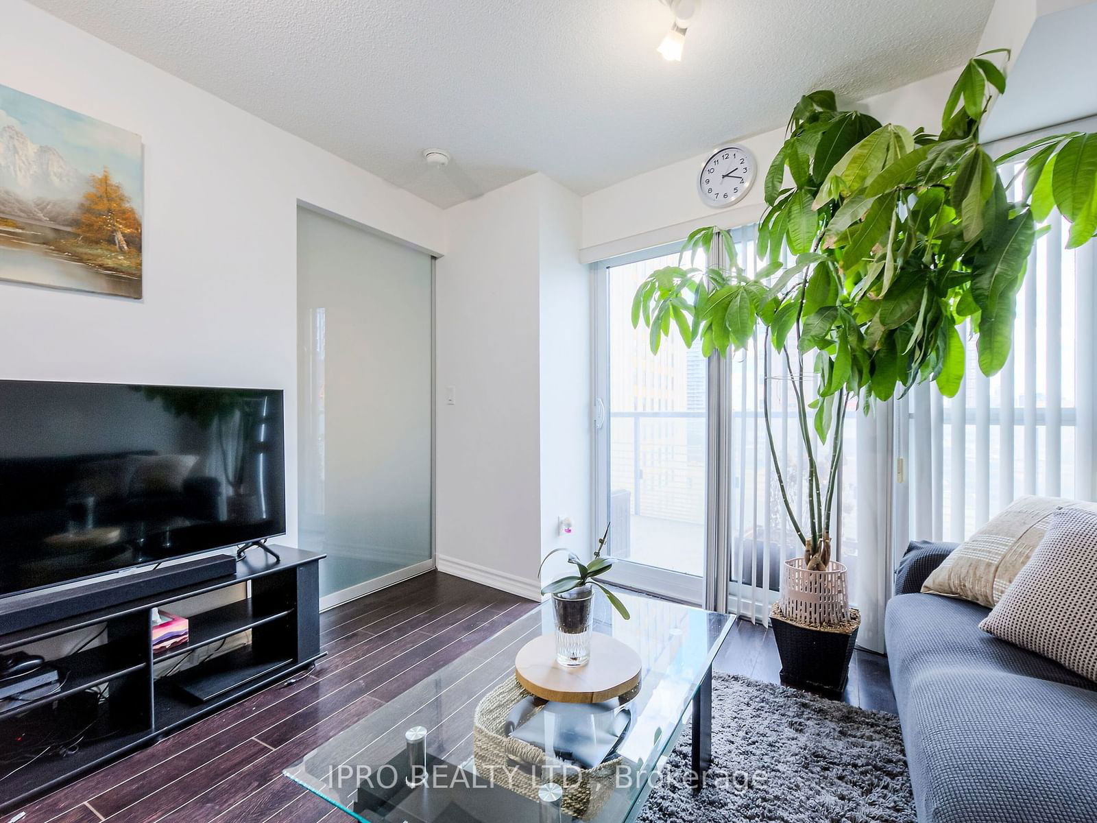 386 Yonge St, unit 708 for sale