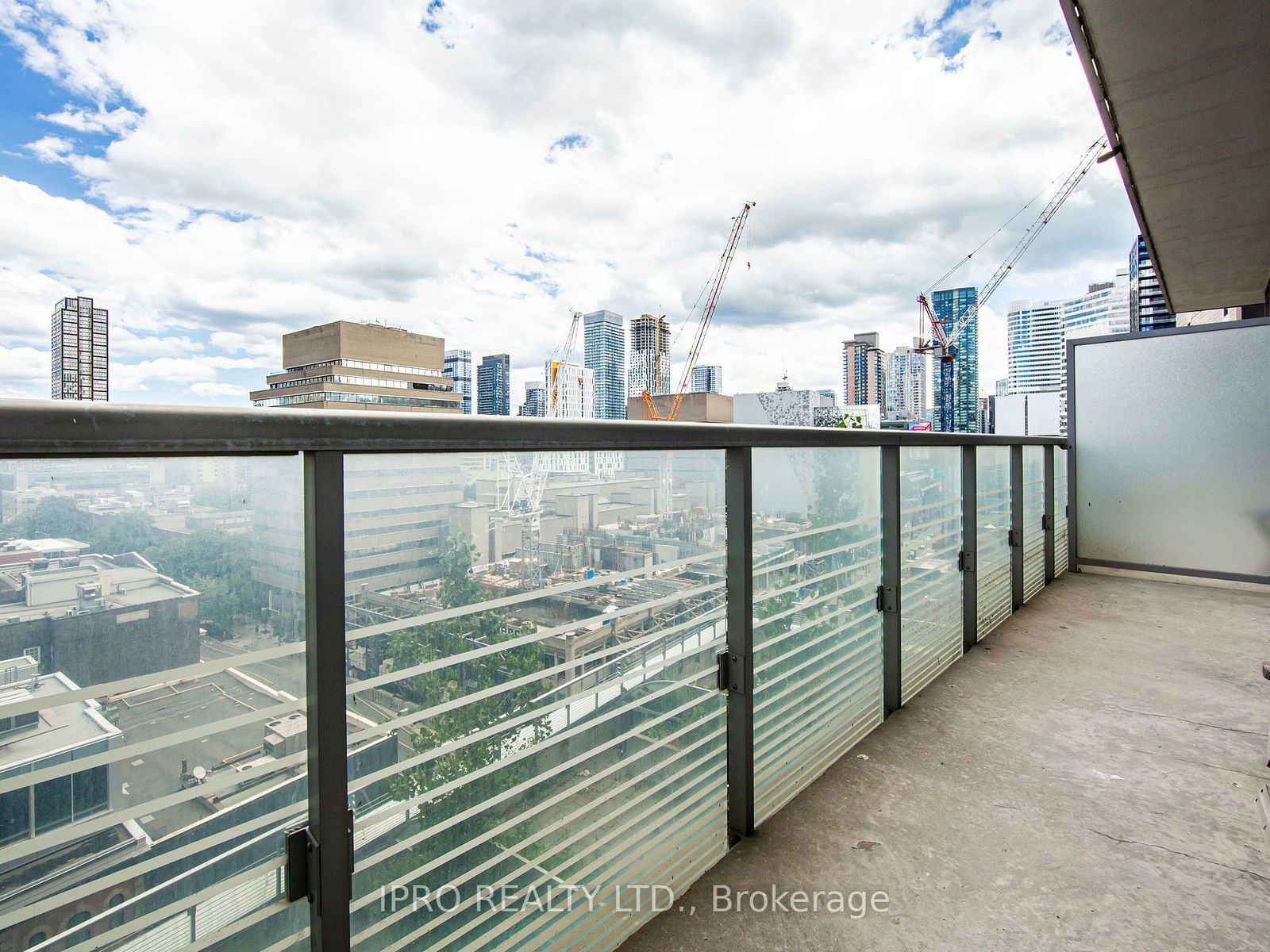 386 Yonge St, unit 708 for sale