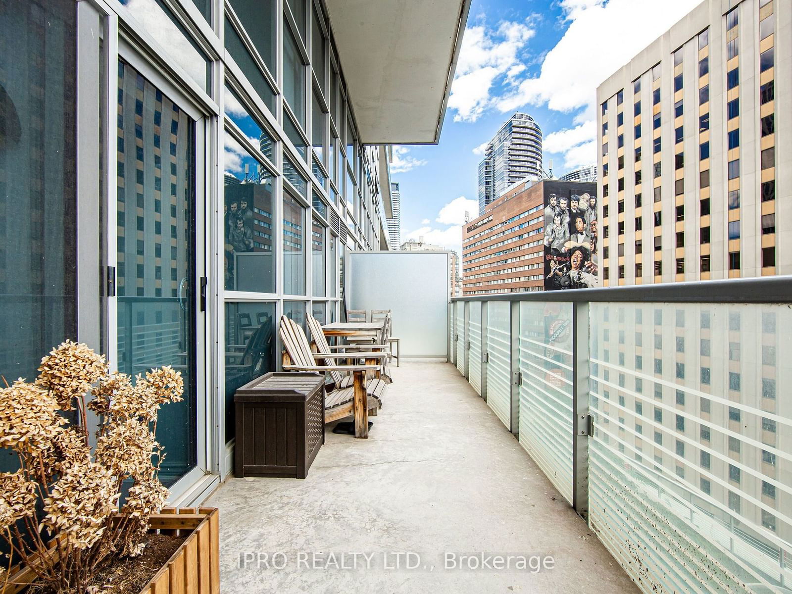 386 Yonge St, unit 708 for sale