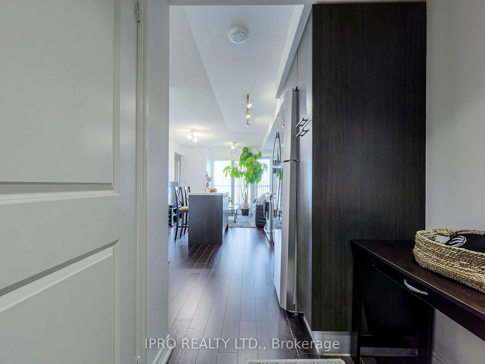 386 Yonge St, unit 708 for sale