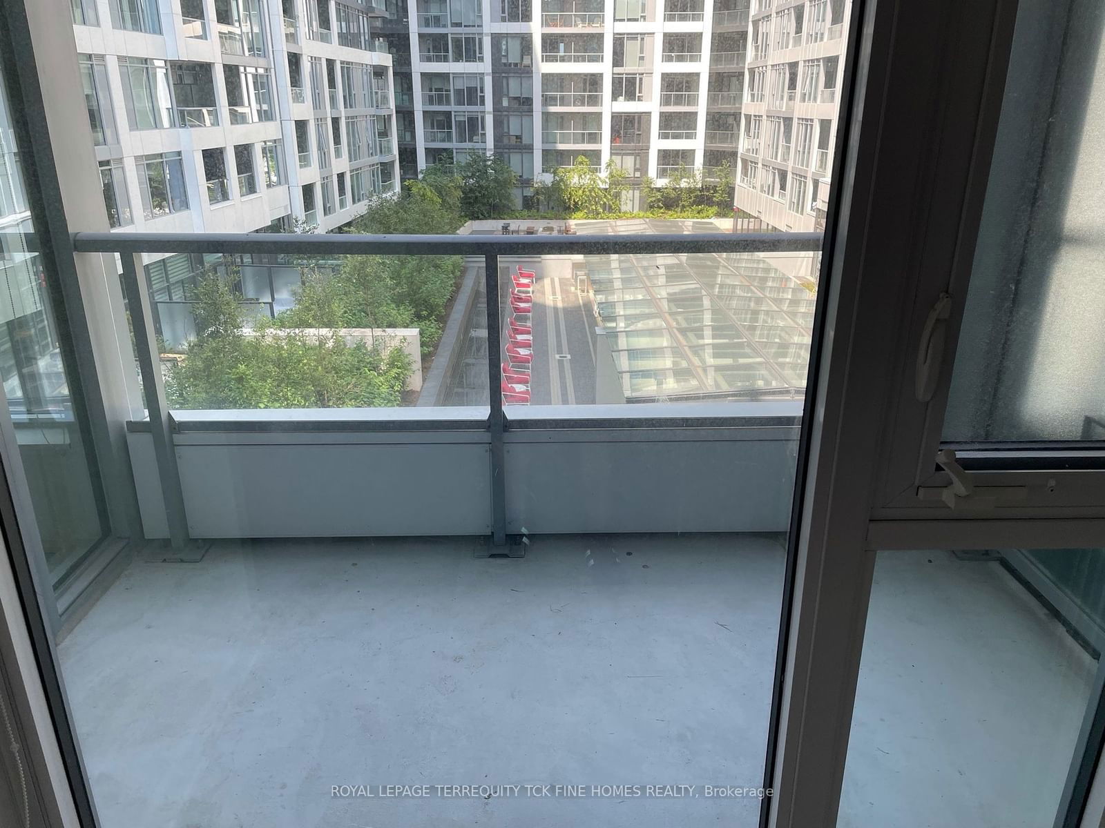 576 Front St W, unit 413E for rent