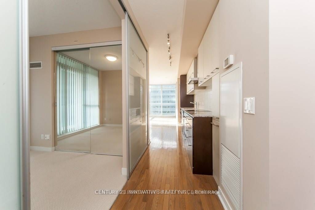 770 Bay St, unit 1610 for rent