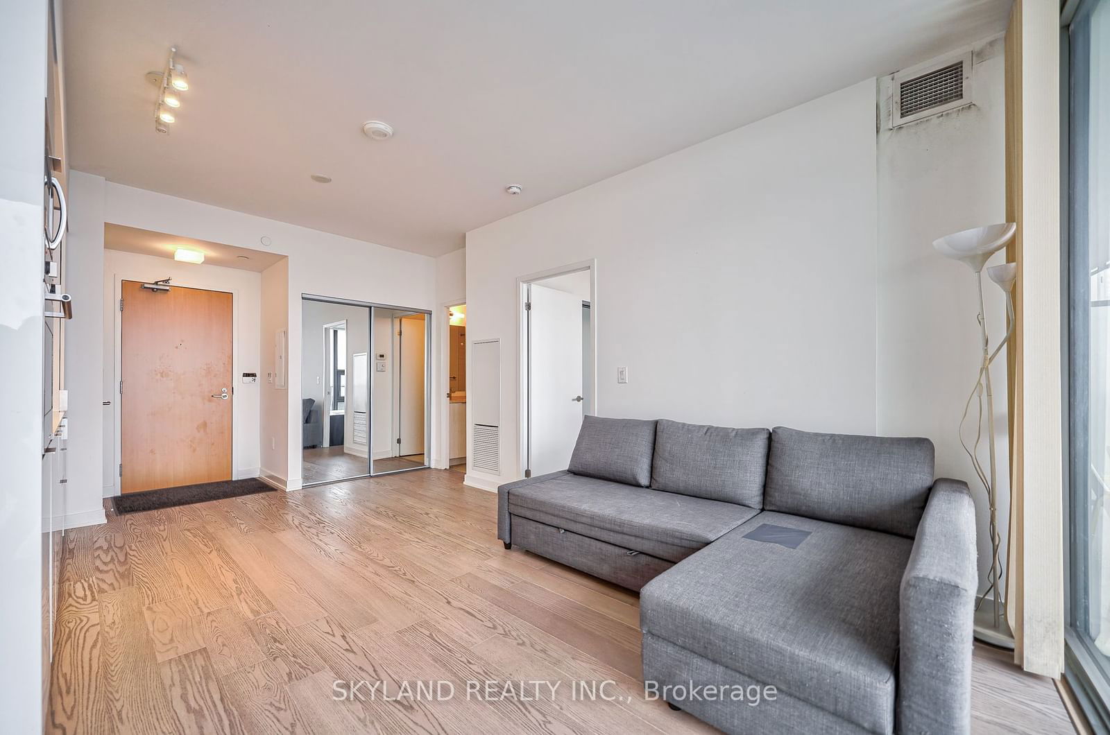 11 Wellesley St, unit 5201 for rent