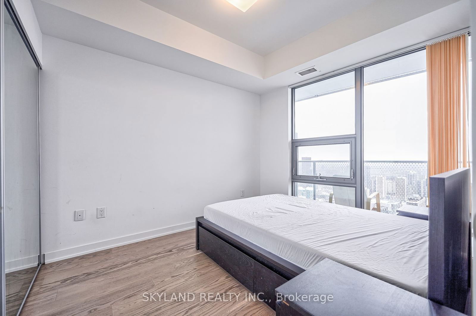 11 Wellesley St, unit 5201 for rent