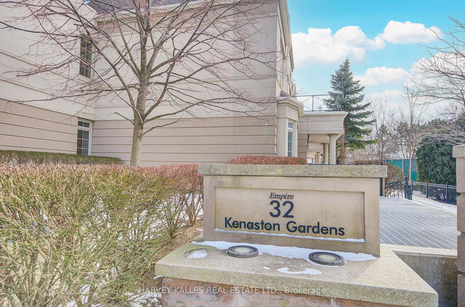 32 Kenaston Gdns, unit TH103 for sale