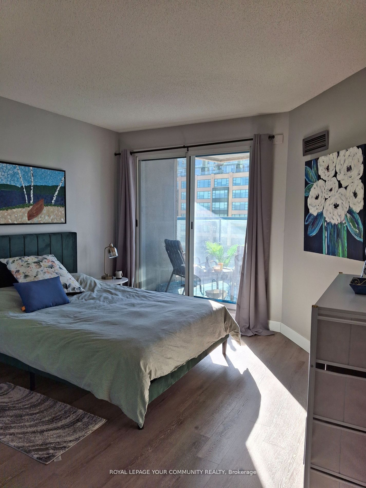 77 Harbour Sq W, unit 809 for rent