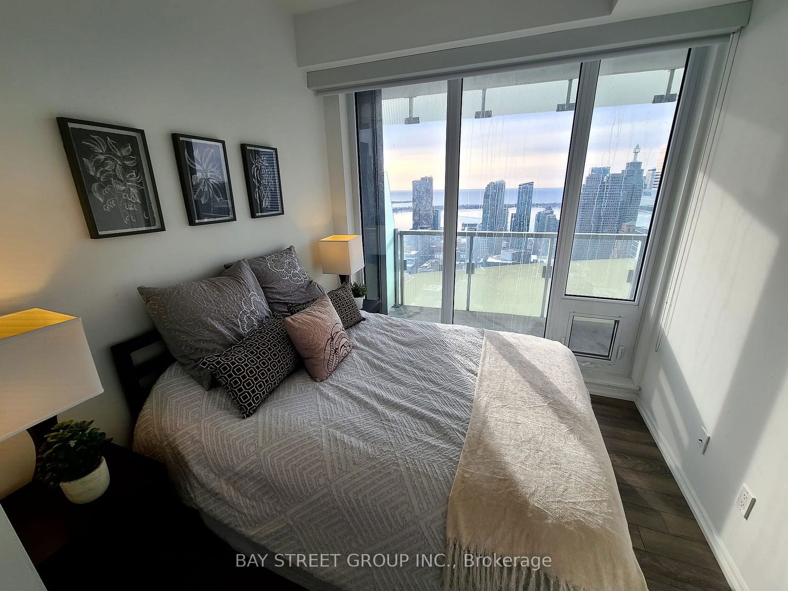 197 Yonge St, unit 5709 for sale