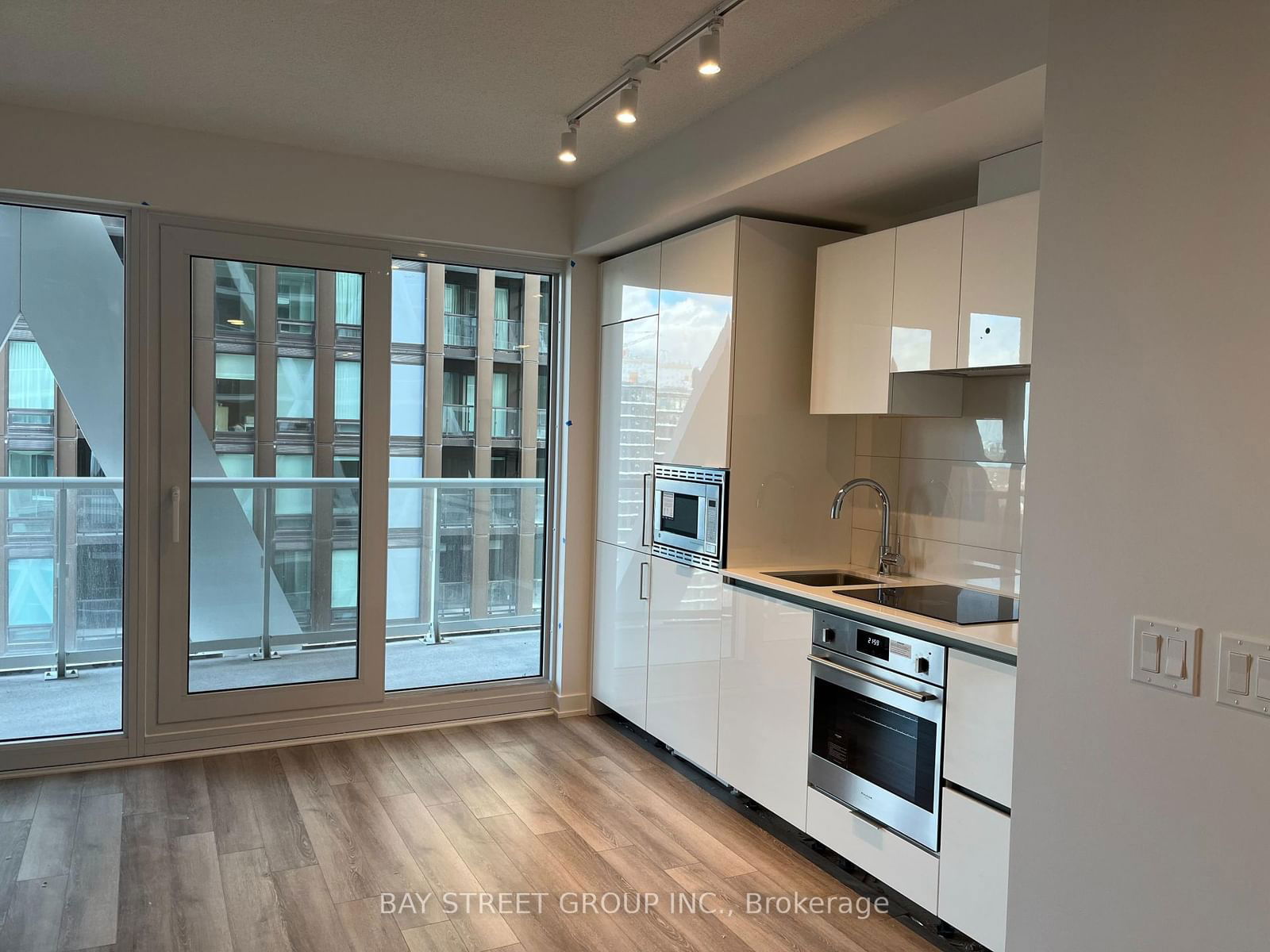 230 Simcoe St, unit 3020 for rent