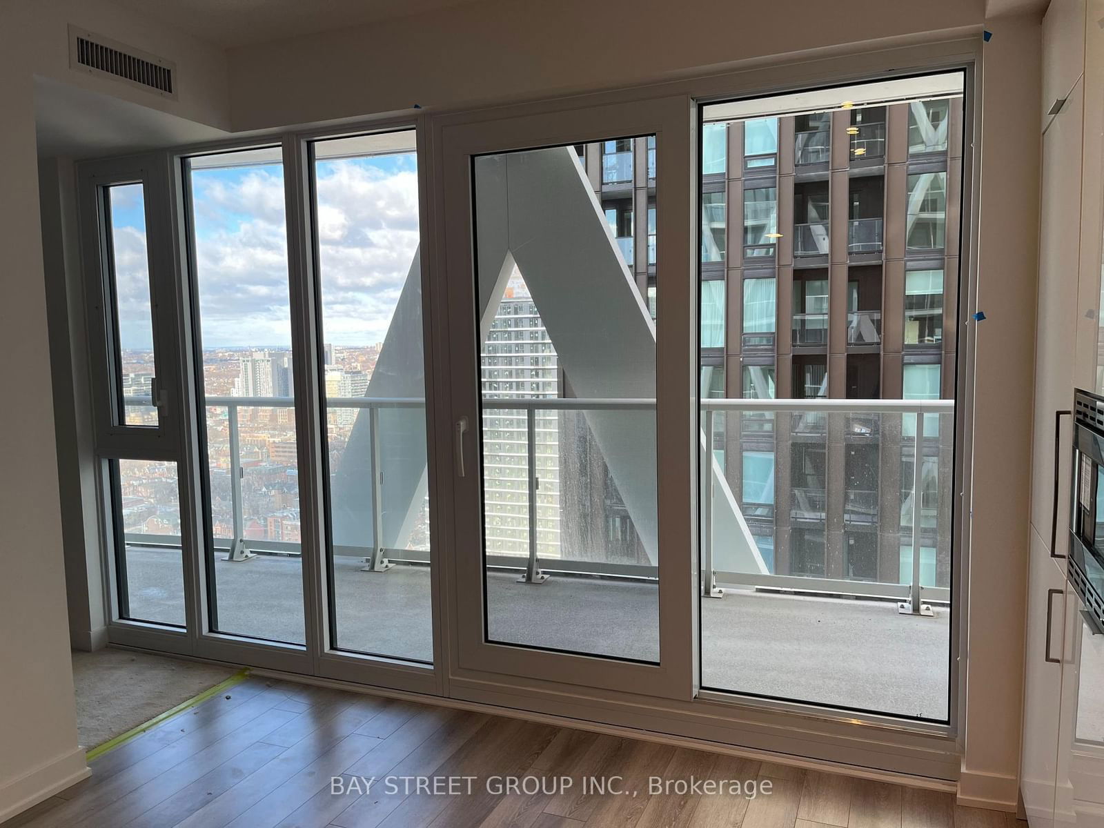 230 Simcoe St, unit 3020 for rent