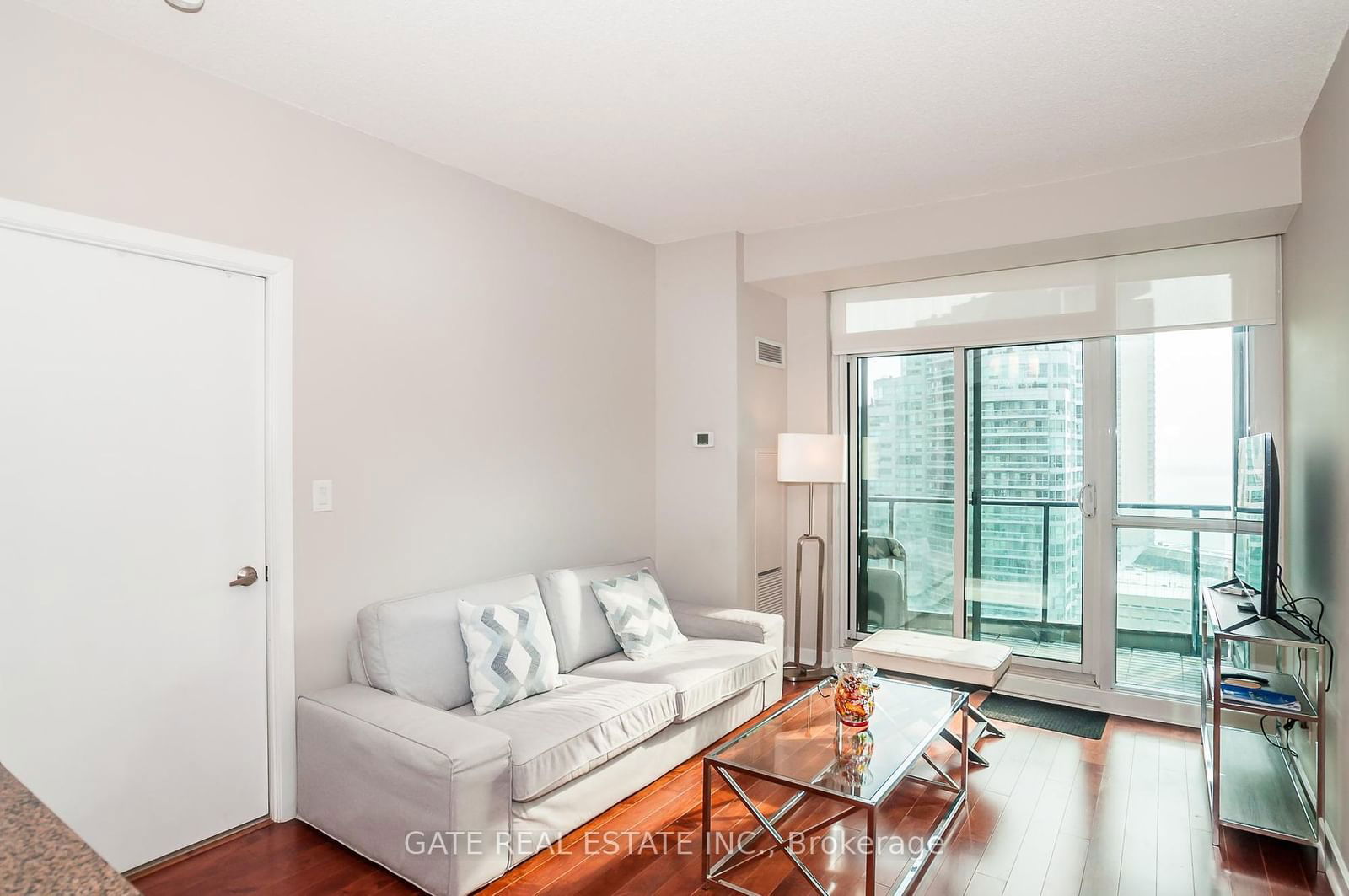 18 Harbour St, unit 1809 for rent