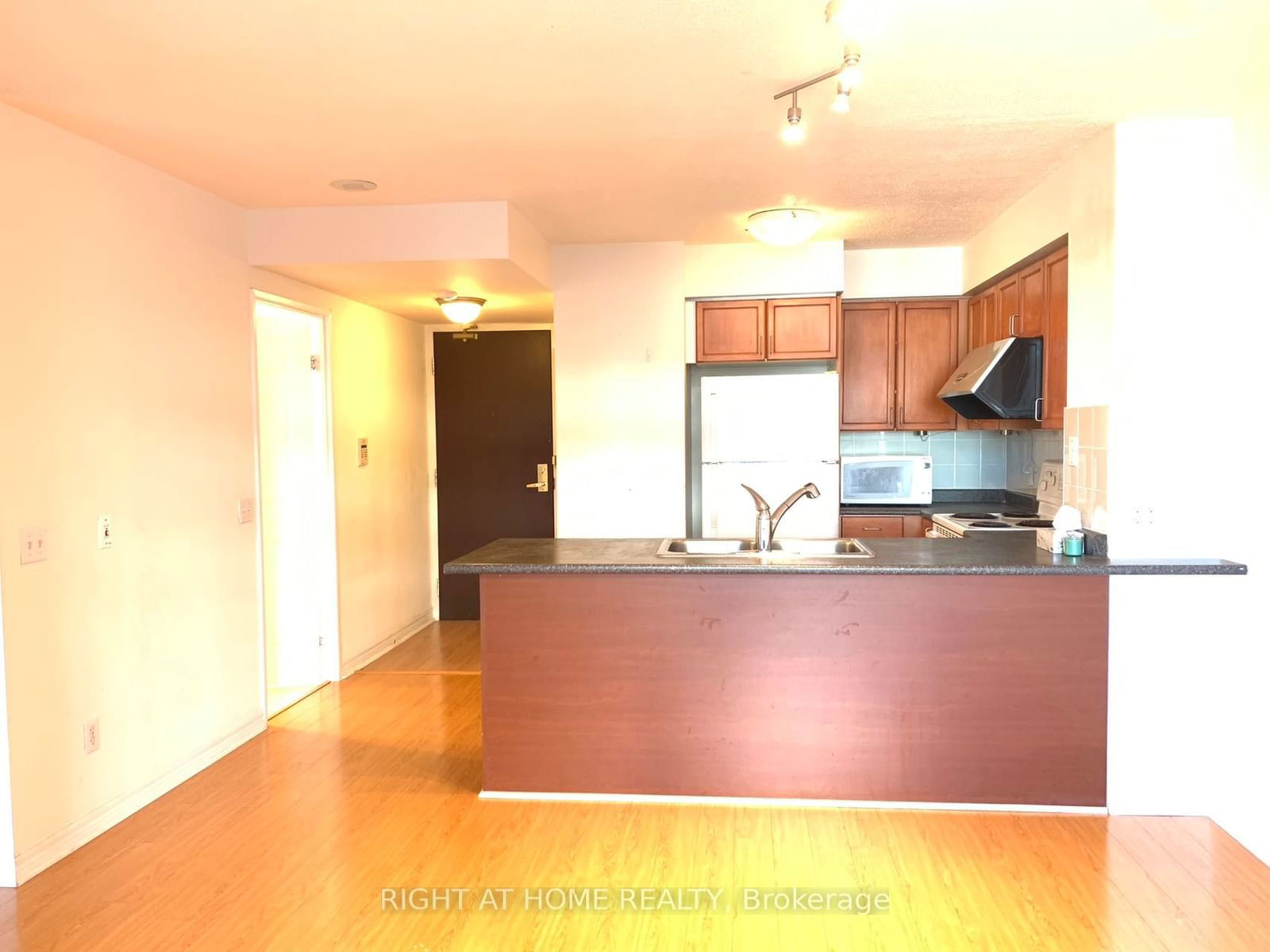 18 Parkview Ave, unit 1903 for rent