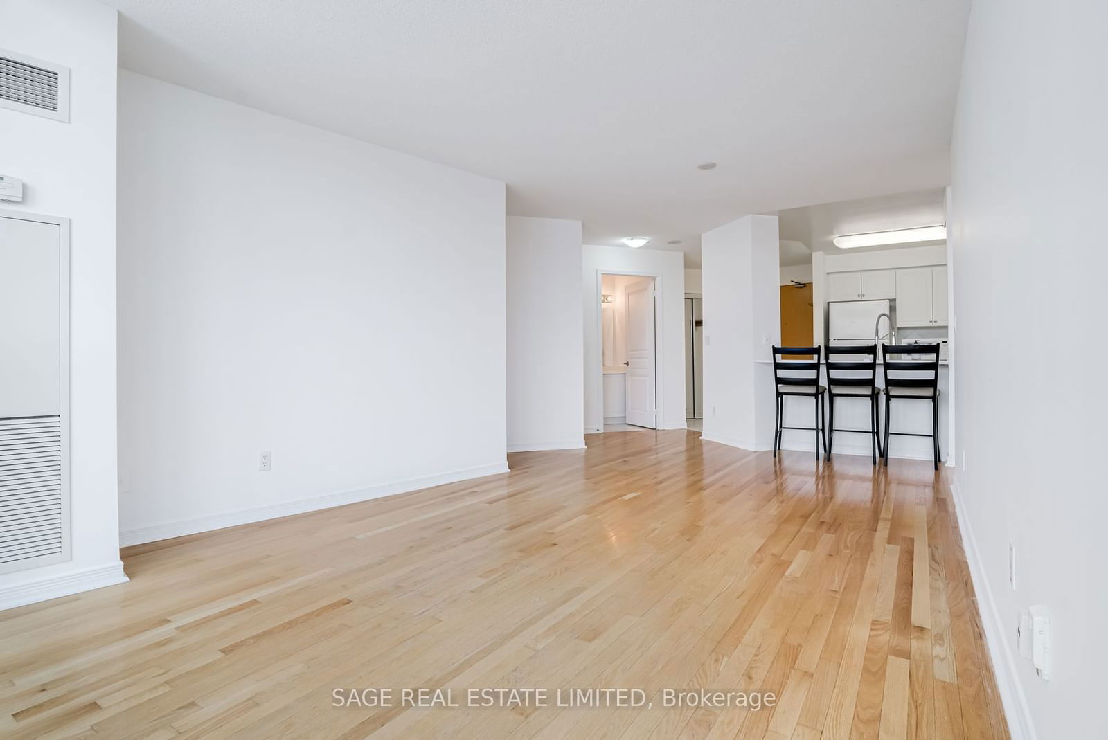 509 Beecroft Rd, unit 305 for rent