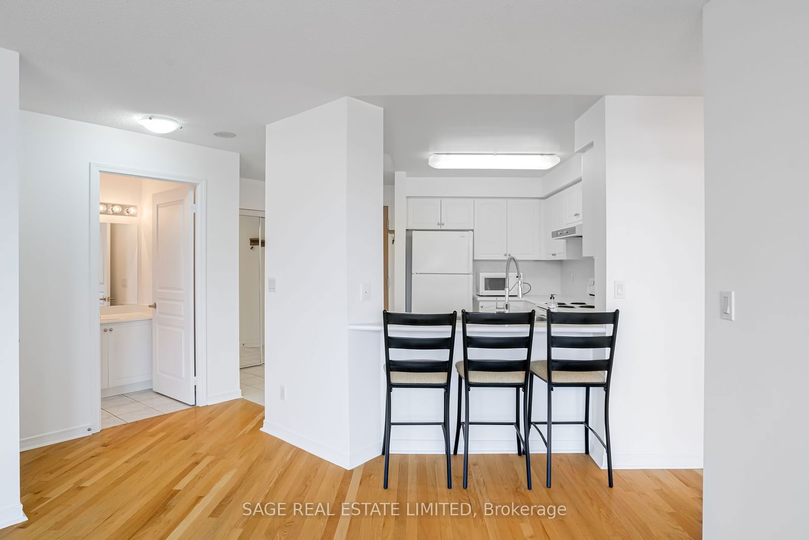 509 Beecroft Rd, unit 305 for rent