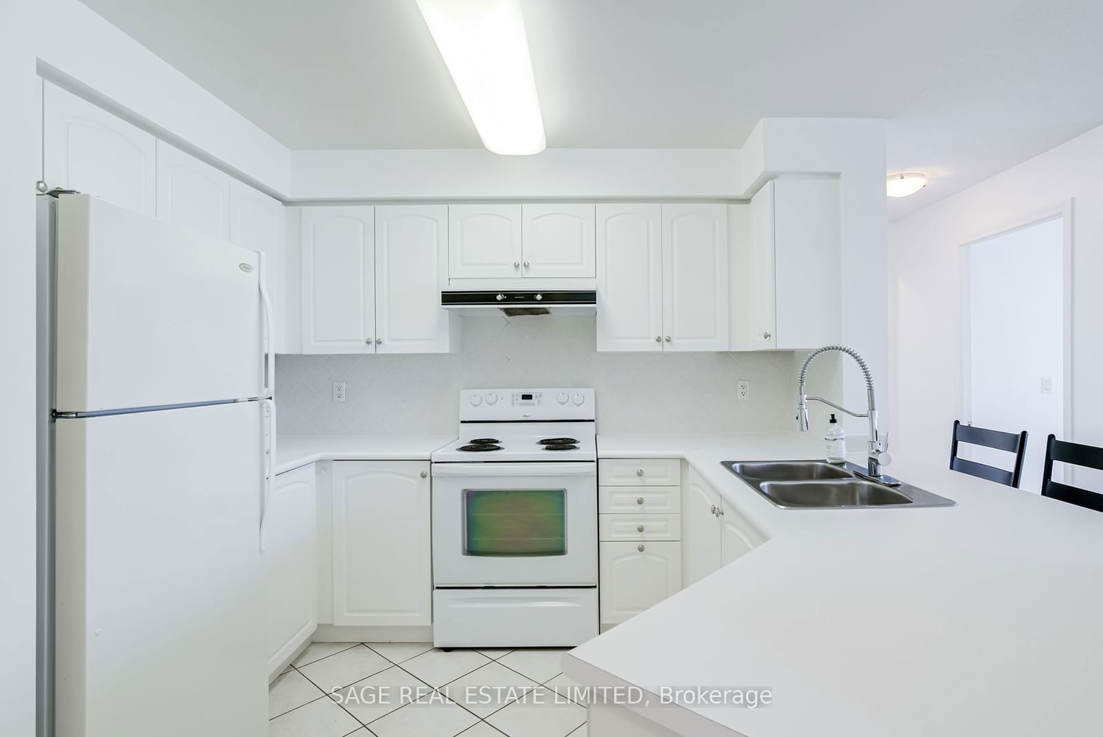 509 Beecroft Rd, unit 305 for rent