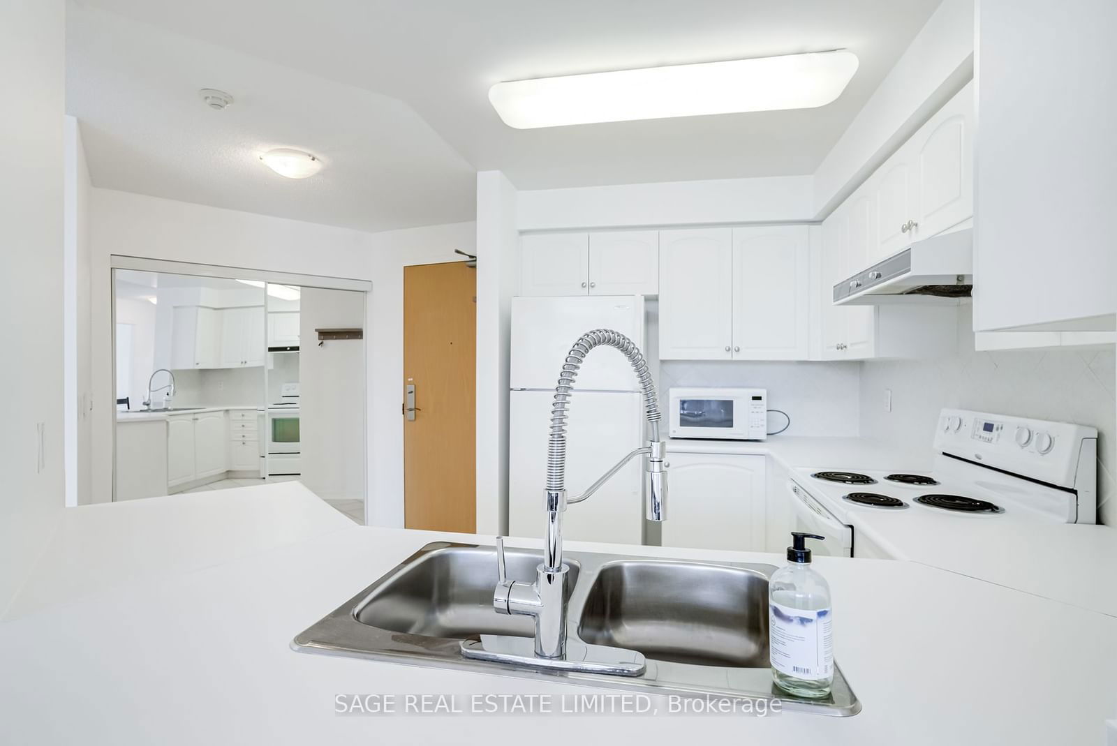 509 Beecroft Rd, unit 305 for rent