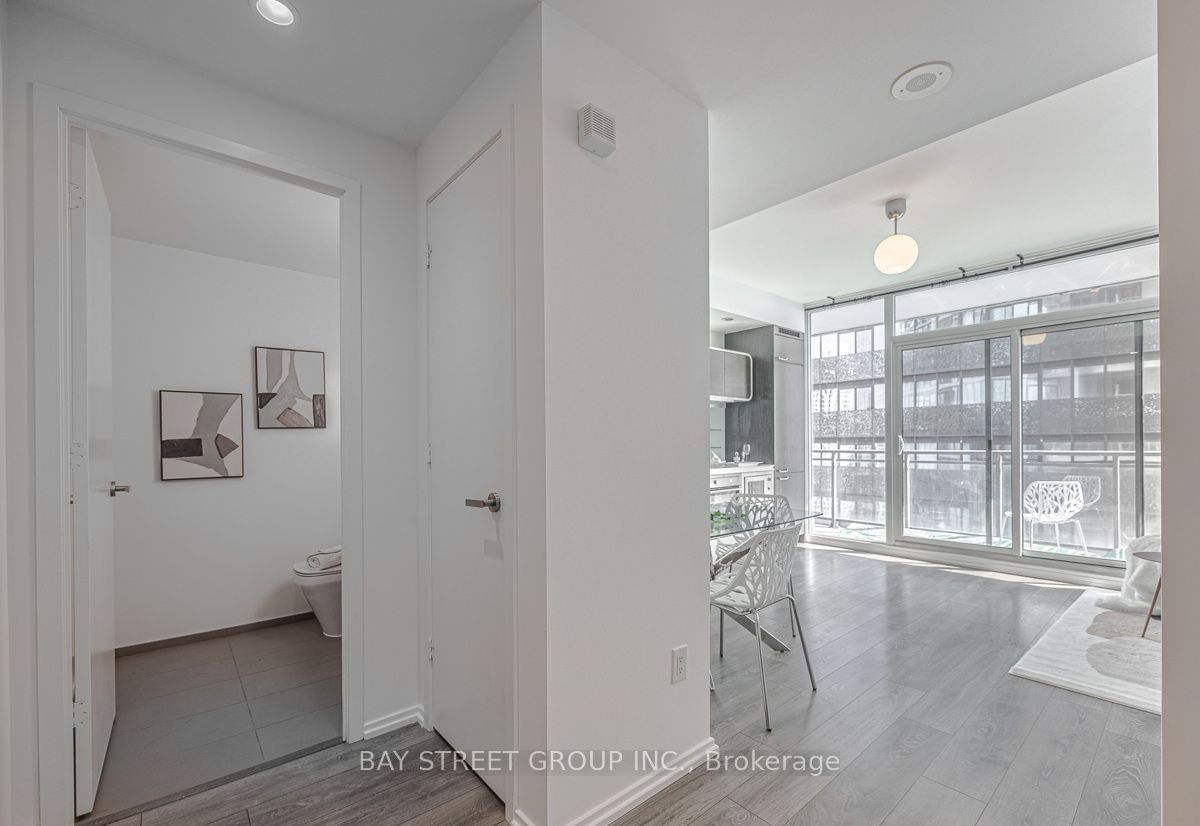 45 Charles St E, unit 3811 for rent