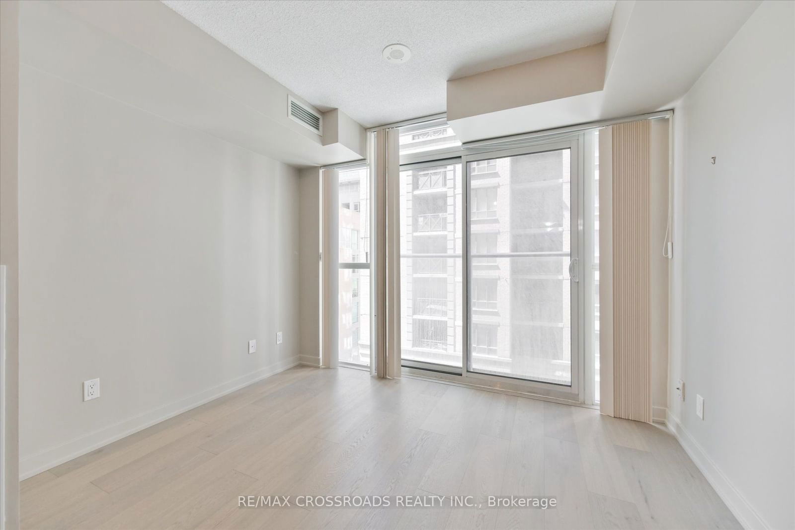 126 Simcoe St, unit 506 for sale