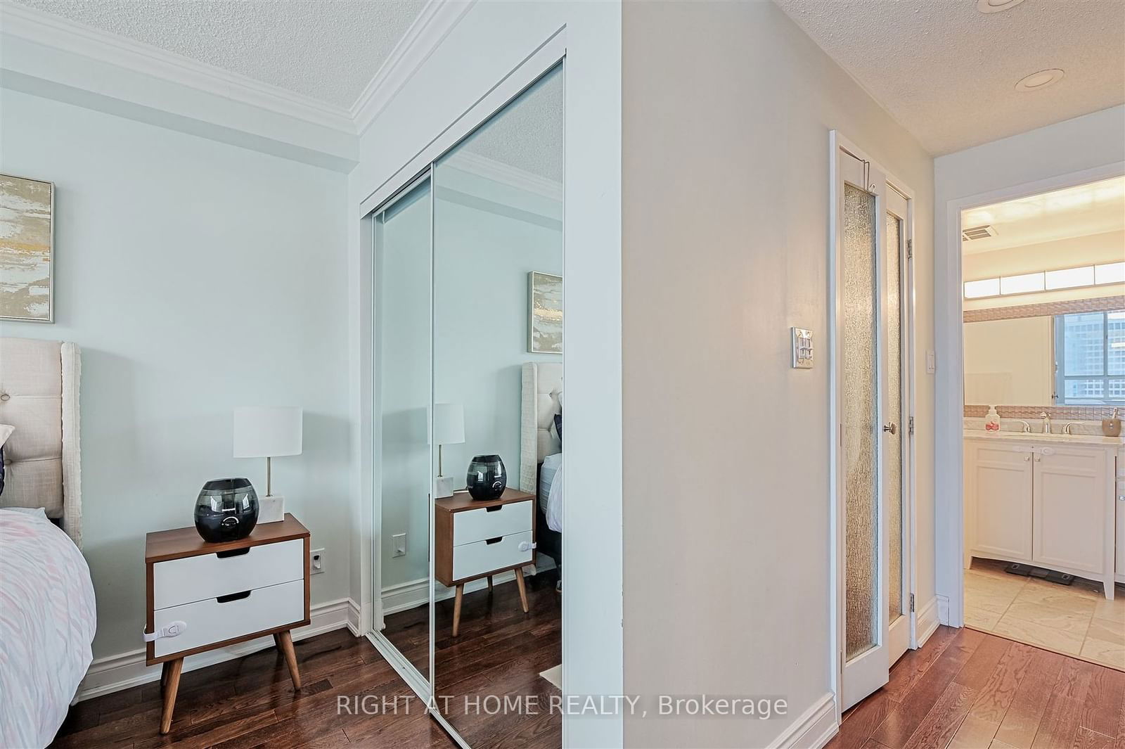 633 Bay St, unit 1615 for sale