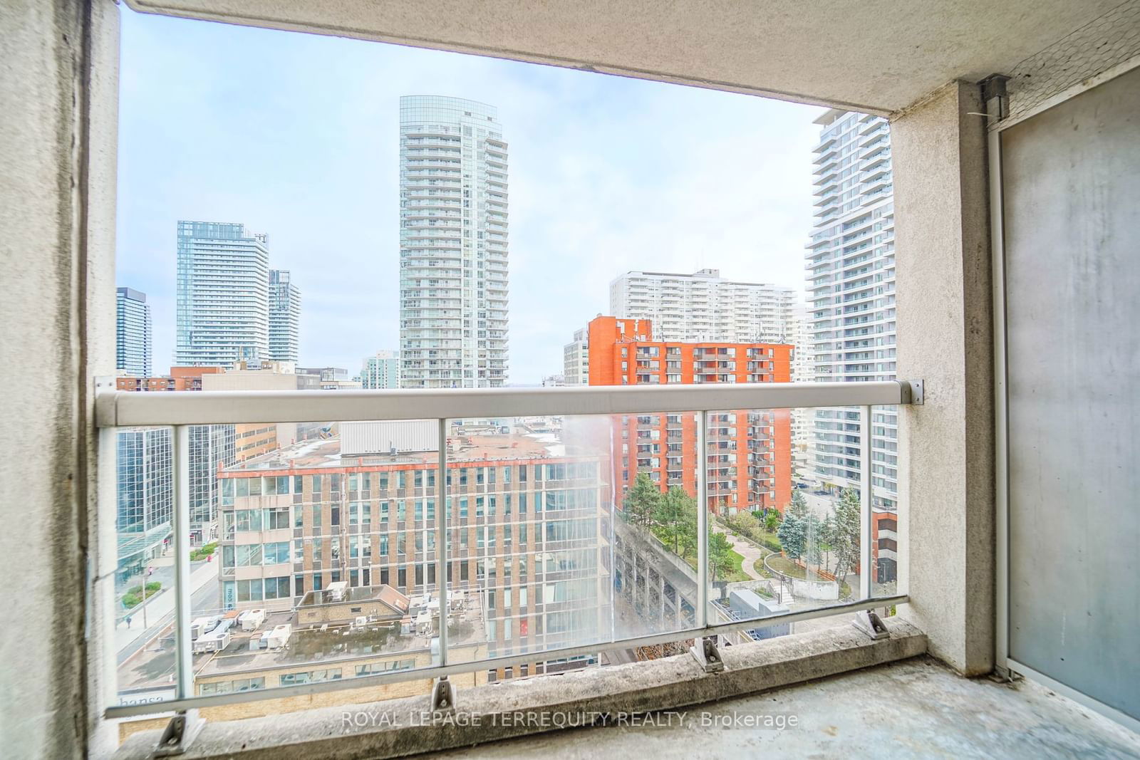 43 Eglinton Ave E, unit 1708 for sale