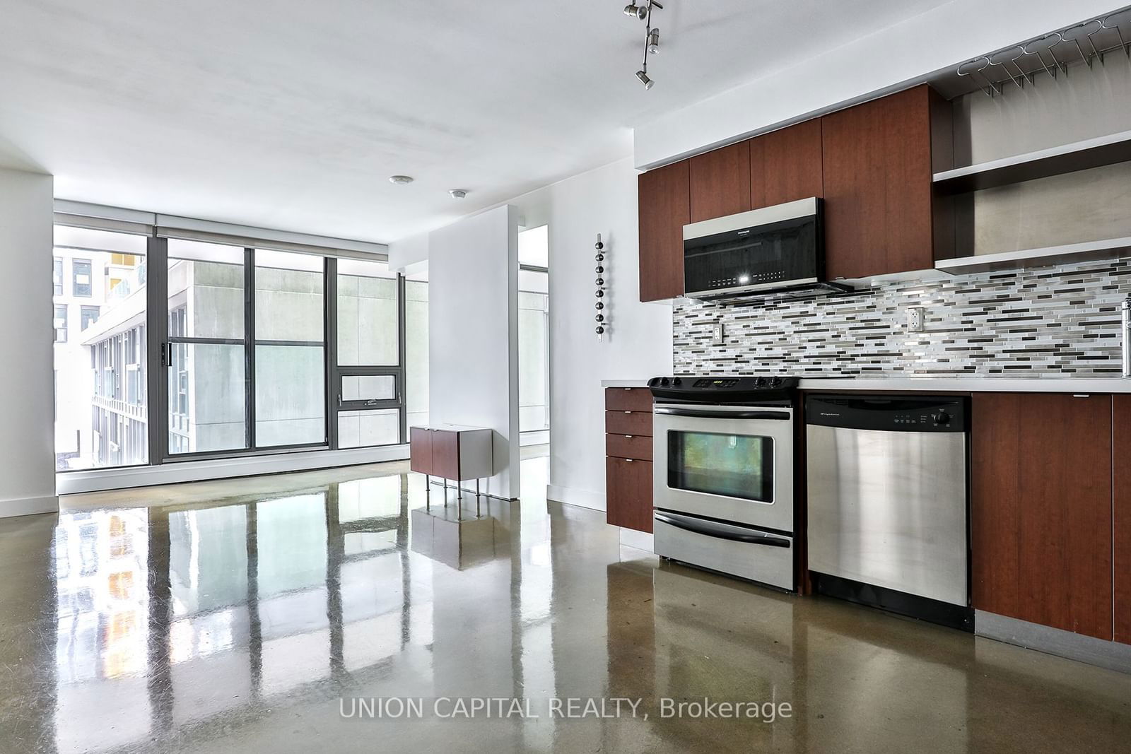 33 Lombard St, unit 404 for rent