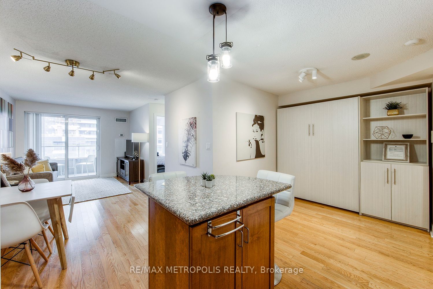 270 Wellington St W, unit 1002 for sale