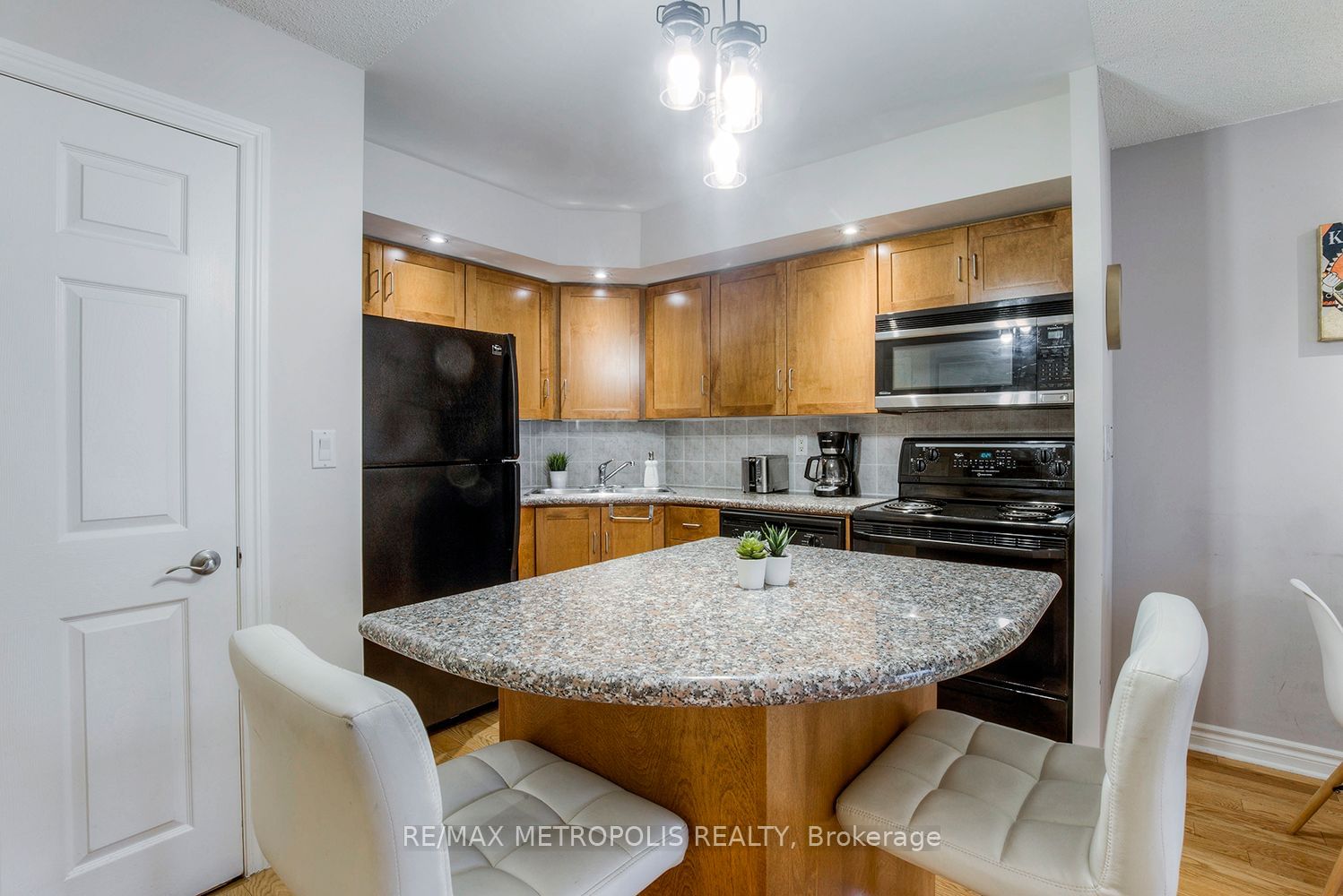 270 Wellington St W, unit 1002 for sale