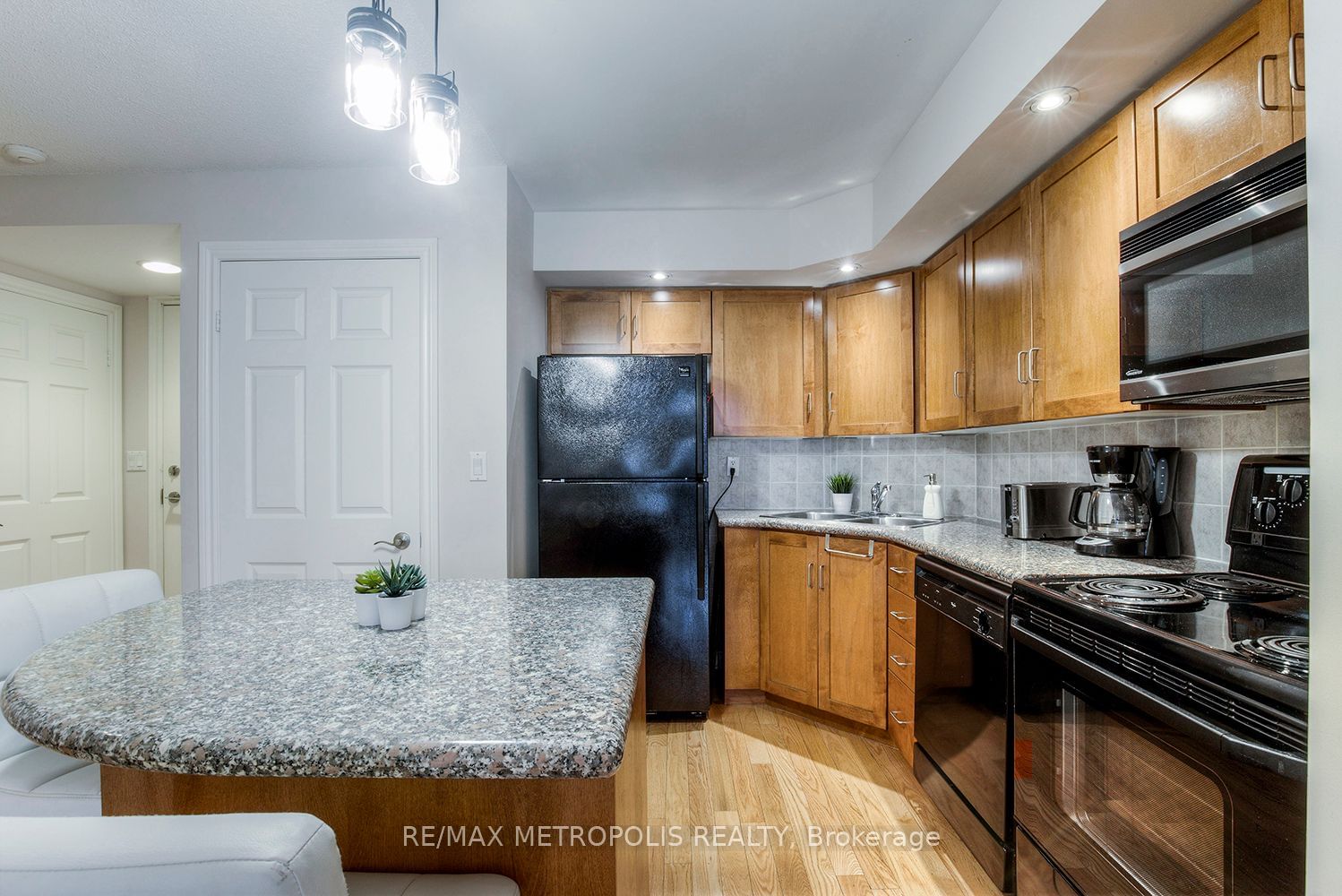 270 Wellington St W, unit 1002 for sale