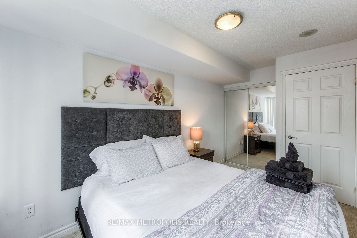 270 Wellington St W, unit 1002 for sale