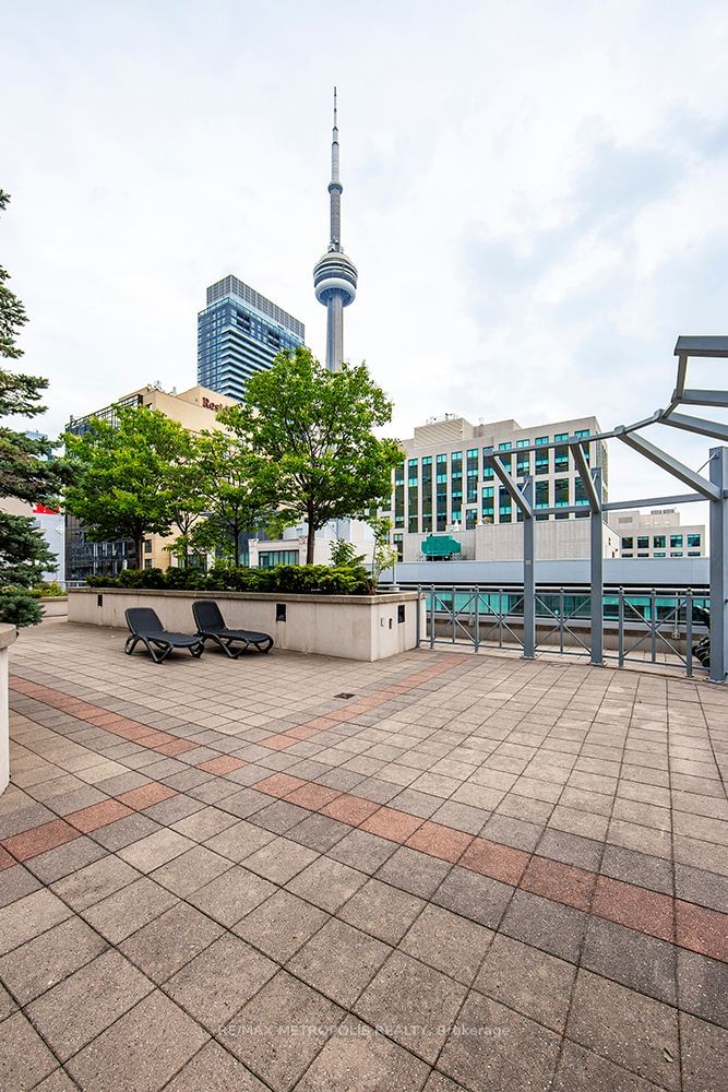 270 Wellington St W, unit 1002 for sale