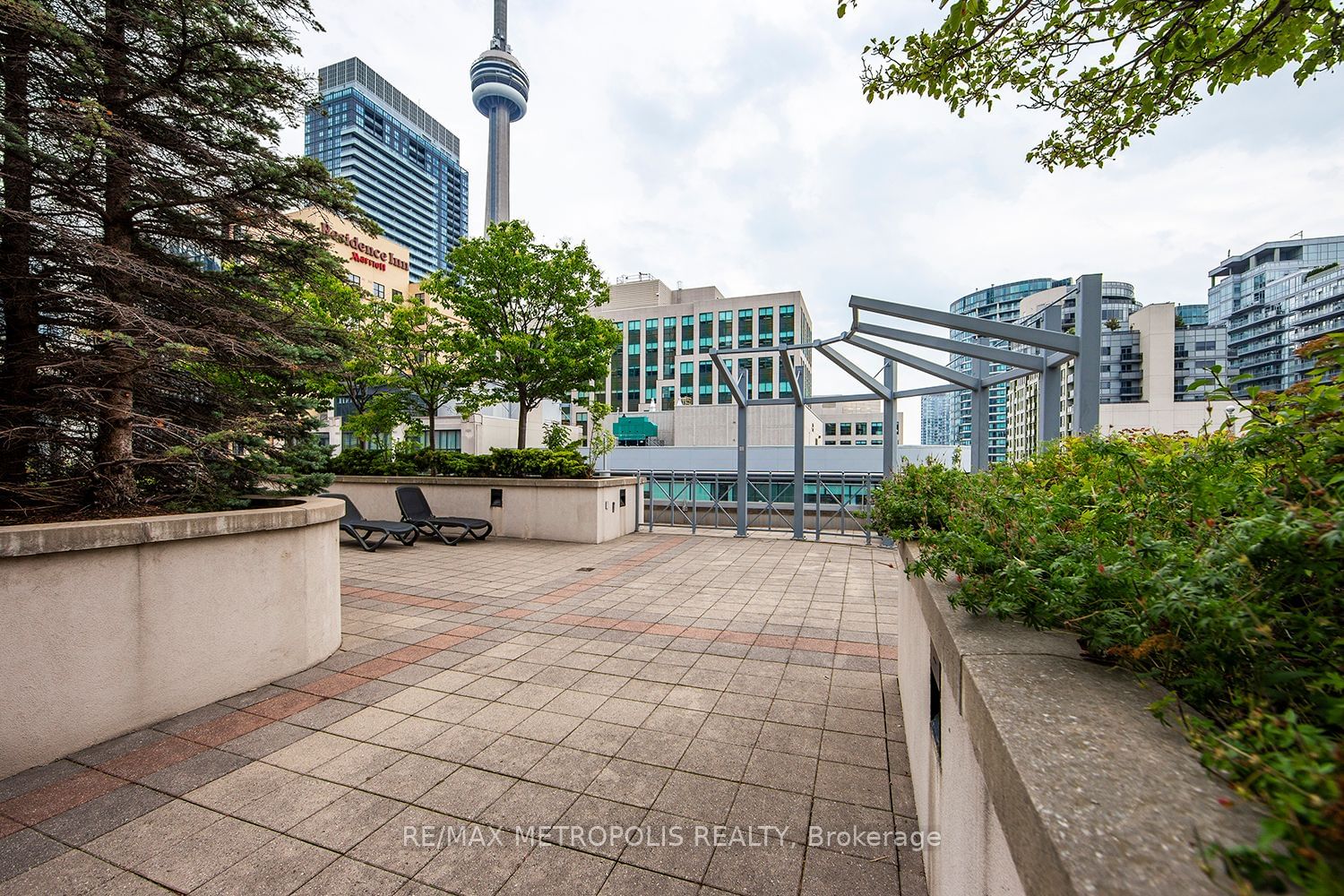 270 Wellington St W, unit 1002 for sale