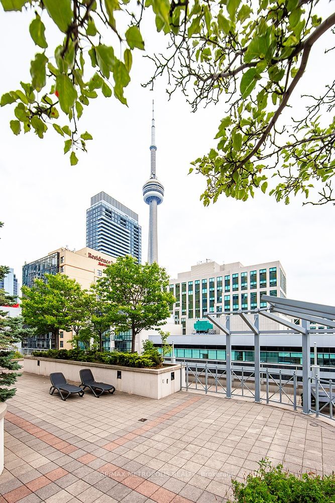 270 Wellington St W, unit 1002 for sale