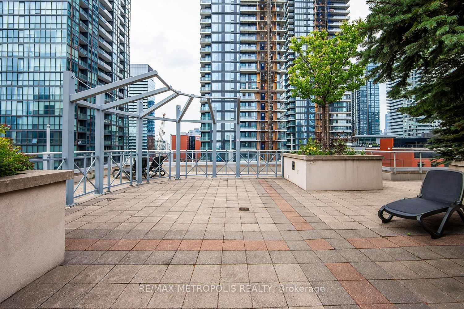 270 Wellington St W, unit 1002 for sale