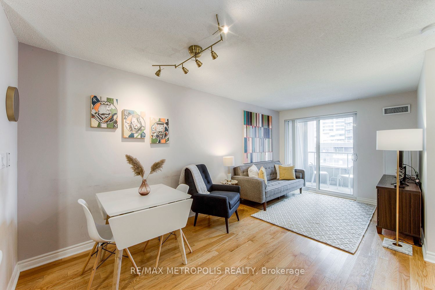 270 Wellington St W, unit 1002 for sale