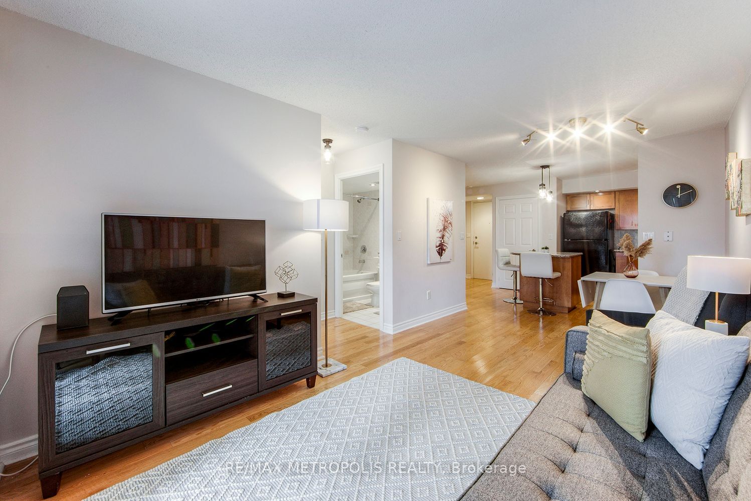 270 Wellington St W, unit 1002 for sale