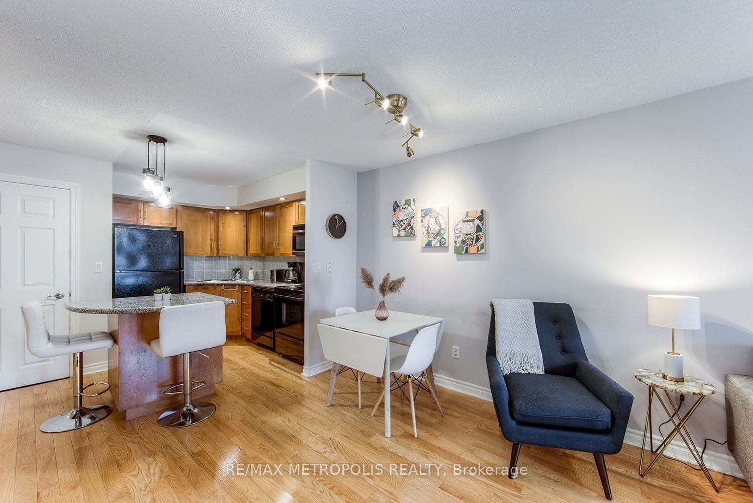 270 Wellington St W, unit 1002 for sale