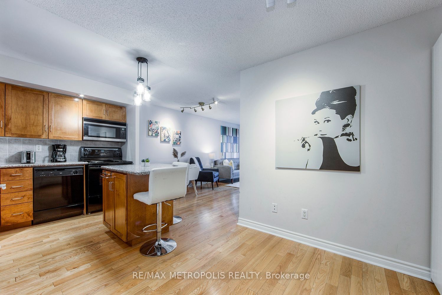 270 Wellington St W, unit 1002 for sale