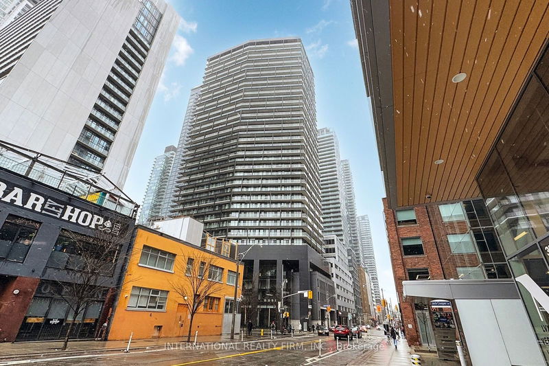 125 Peter St, unit 1712 for rent