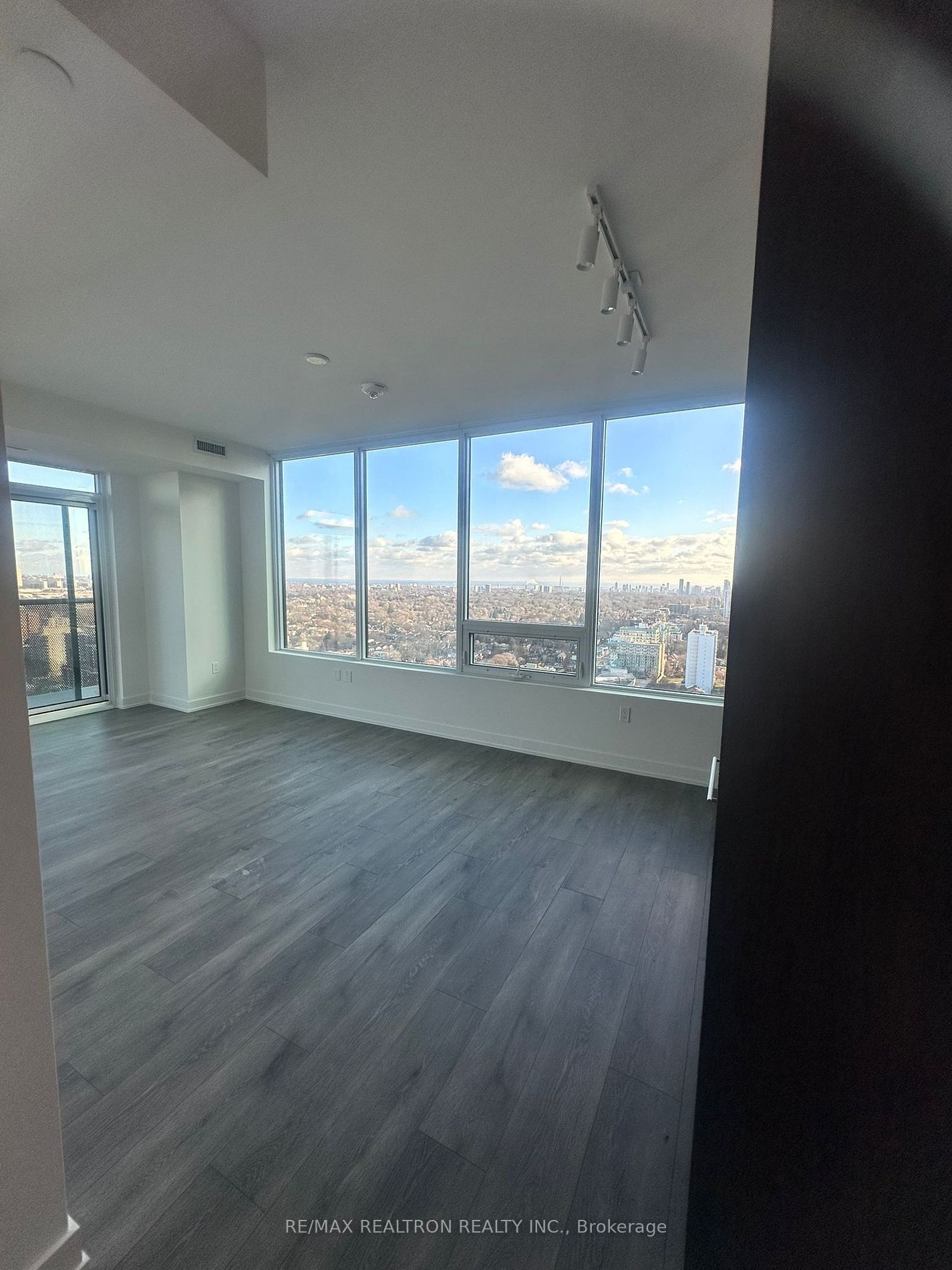 127 Broadway Ave, unit 2712 for rent