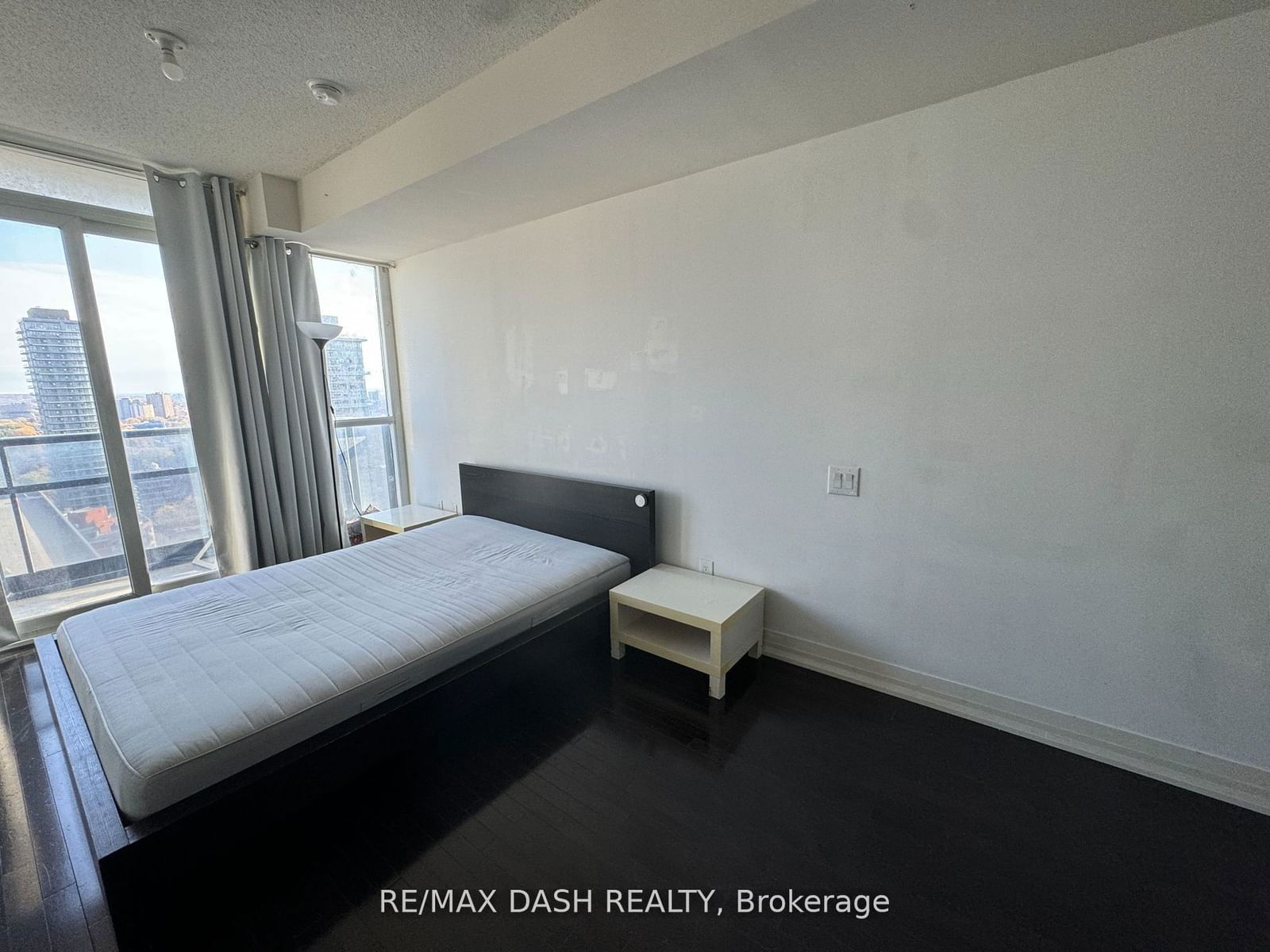 25 Carlton St, unit 2701 for rent