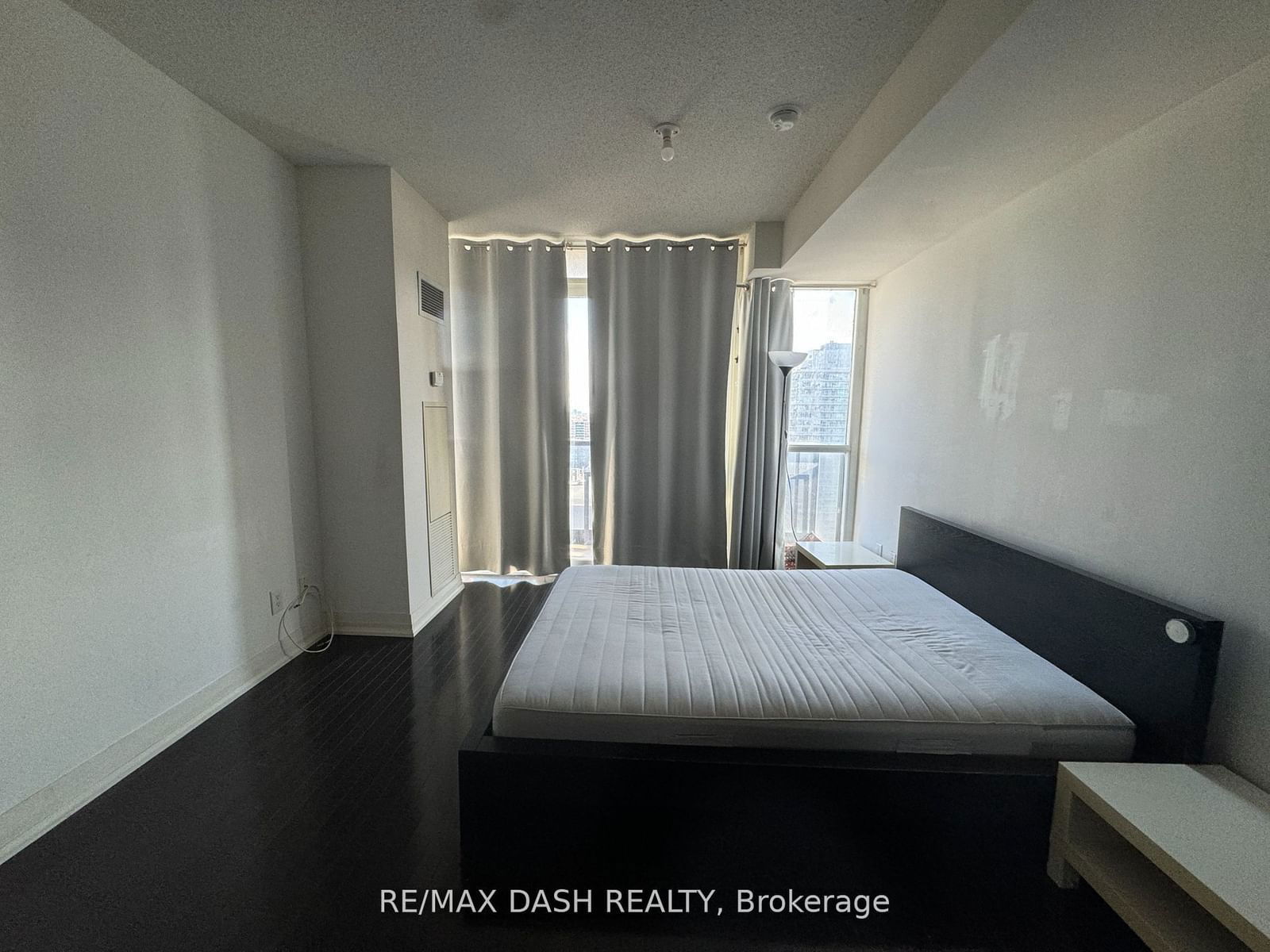 25 Carlton St, unit 2701 for rent