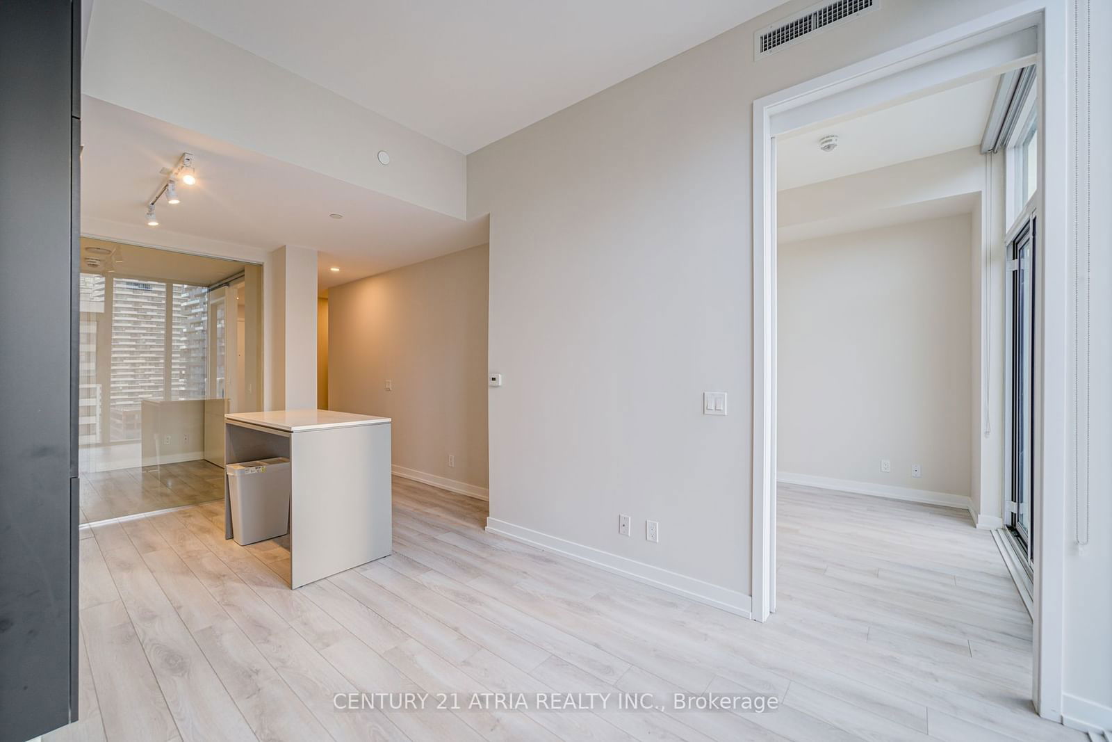 33 Helendale Ave, unit 1106 for rent