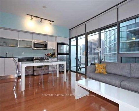 33 Charles St E, unit 711 for rent