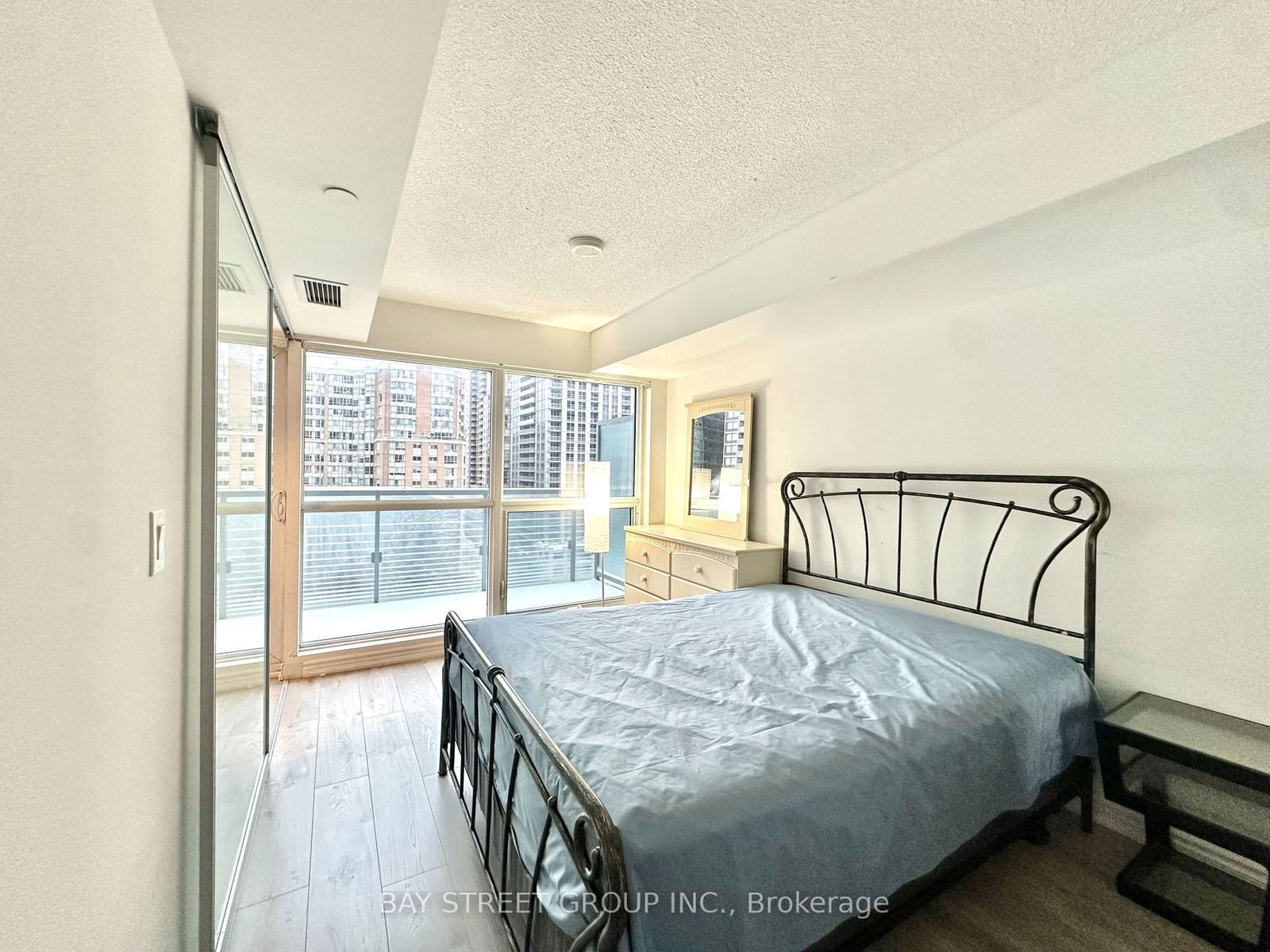 386 Yonge St, unit 720 for sale