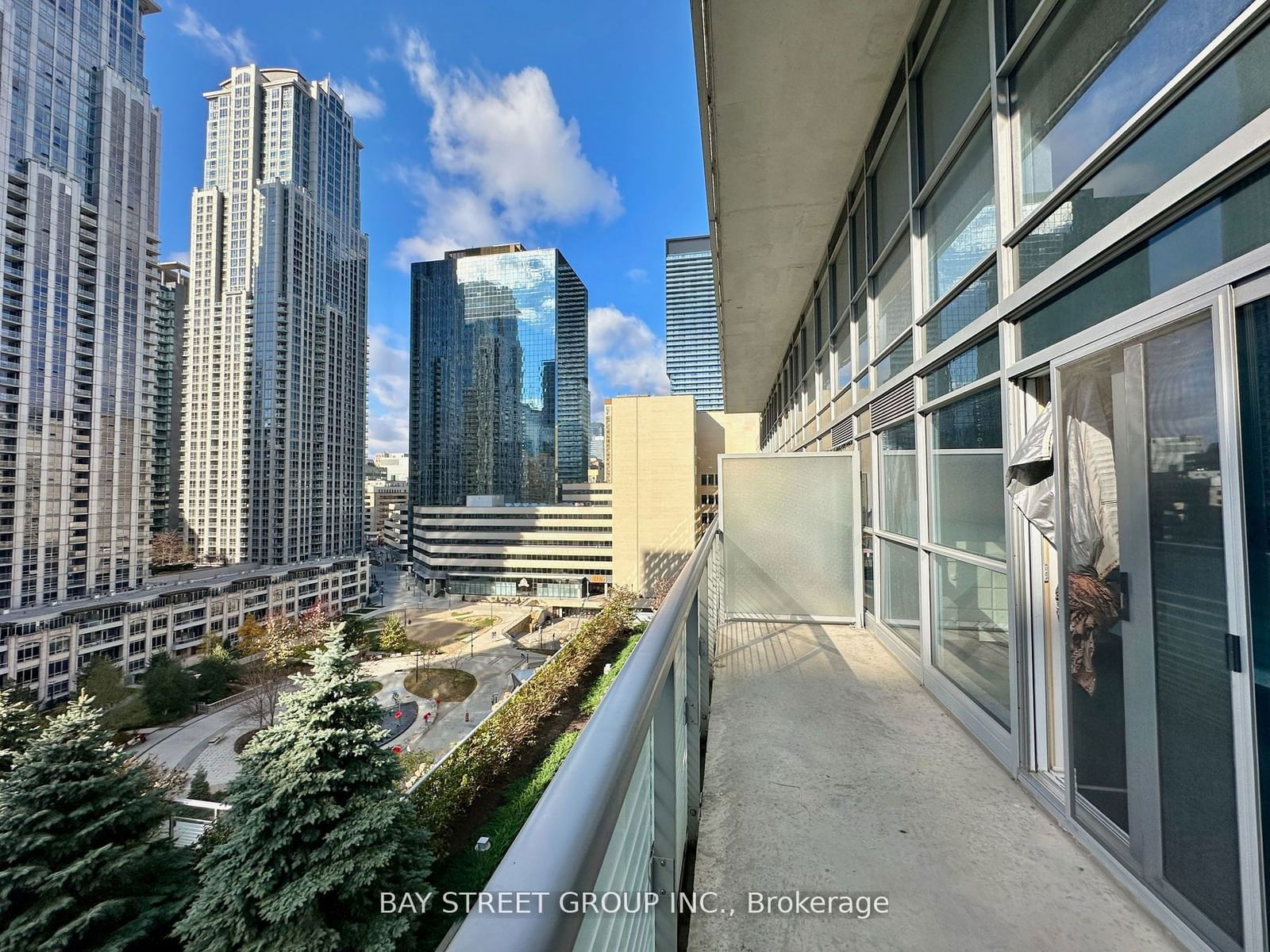 386 Yonge St, unit 720 for sale