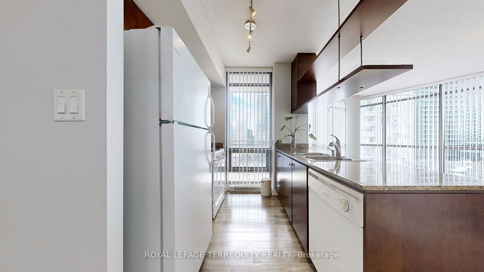 3 Navy Wharf Crt, unit 2003 for rent